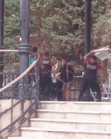 Audio filtrado: la razón escatológica por la que los policías usaron sillazos