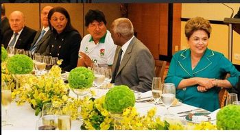 evo rompio el protocolo y fue al encuentro de presidentes con la camiseta de bolivia evo rompio el protocolo y fue al encuentro de presidentes con la camiseta de bolivia