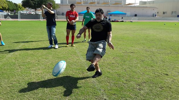 La zurda está intacta: Maradona pateó penales con una pelota de rugby