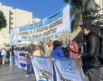 Empresarios pyme concentran frente al Congreso en protesta contra el RIGI