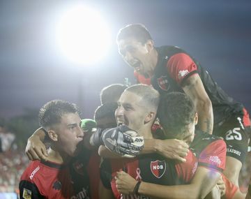 Newells se lo dio vuelta a Lanús en Rosario: fue 2-1 para la Lepra en el Coloso
