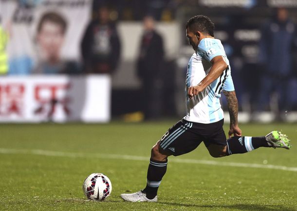 Los penales de Tevez ante Uruguay y Colombia