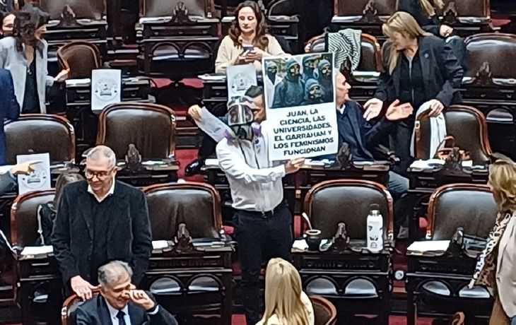 Diputado se disfrazó de El Eternauta para defender al Hospital Garrahan y las universidades