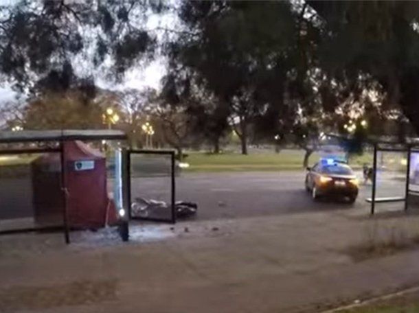 Tragedia en Recoleta: un motociclista murió tras chocar contra una parada de colectivos