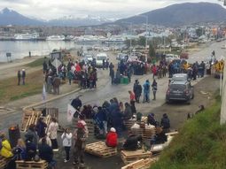 camioneros desalojaron a la fuerza un piquete de trabajadores estatales camioneros desalojaron a la fuerza un piquete de trabajadores estatales