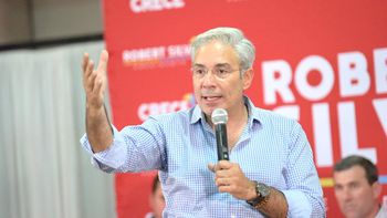 Robert Silva criticó al Frente Amplio por su postura tras la inhabilitación de María Corina Machado para competir en las elecciones venezolanas. Robert Silva criticó al Frente Amplio por su postura tras la inhabilitación de María Corina Machado para competir en las elecciones venezolanas.