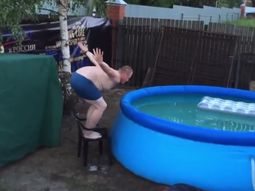 el peor intento del ano: quiso realizar un clavado, pero termino en el piso el peor intento del ano: quiso realizar un clavado, pero termino en el piso