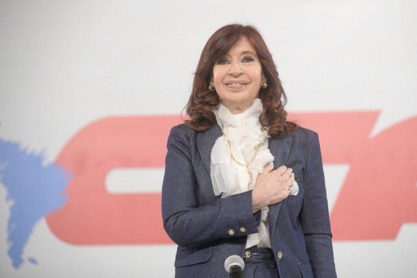 Furor por el look de Cristina Kirchner en Avellaneda: ¿se vistió como Manuel Belgrano?