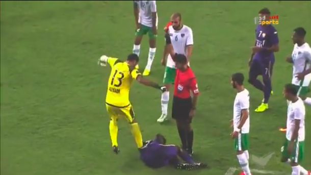 VIDEO: Le pisaron la pelota, no lo soportó y descargó toda su furia contra el rival