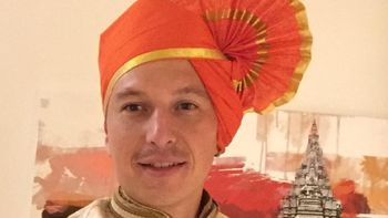 cachete oberman, el hombre que sento a messi en el banco, se fue a jugar a india y armo un diario de viaje cachete oberman, el hombre que sento a messi en el banco, se fue a jugar a india y armo un diario de viaje