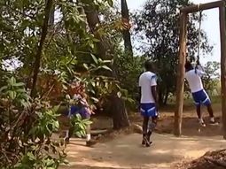 las locuras de bielsa, ahora exige a sus jugadores con un entrenamiento militar las locuras de bielsa, ahora exige a sus jugadores con un entrenamiento militar