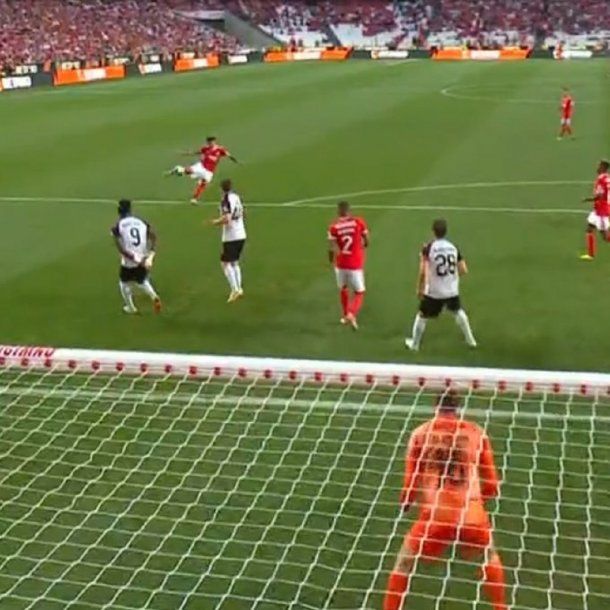 El golazo de Enzo Fernández en su primer partido oficial con Benfica