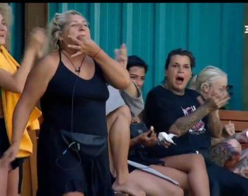 Dos participantes de Gran Hermano se besaron y las redes sociales estallaron