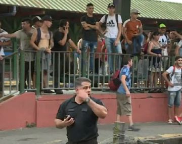 Pasajeros pelean cuerpo a cuerpo con manifestantes que cortan las vías del Roca