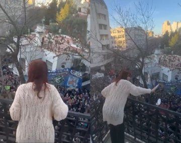 Cristina, desde el balcón de su casa en Constitución.