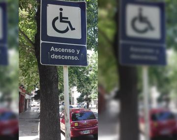 Otra vez tapan con un auto una rampa de acceso para discapacitados