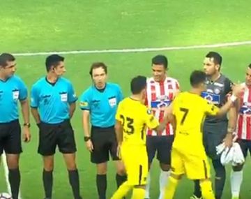 A cara de perro: Tevez le negó el saludo a Teo Gutiérrez