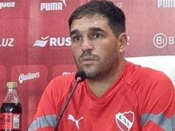 El DT de Independiente se comparó con Lionel Scaloni