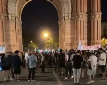 También en Barcelona: un gran número de personas despidió a Indio Solari en el Arco del Triunfo