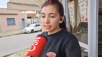 Karina, empleada de la panadería donde una joven espantó a un ladrón con un cuchillo para cortar pan. Karina, empleada de la panadería donde una joven espantó a un ladrón con un cuchillo para cortar pan.