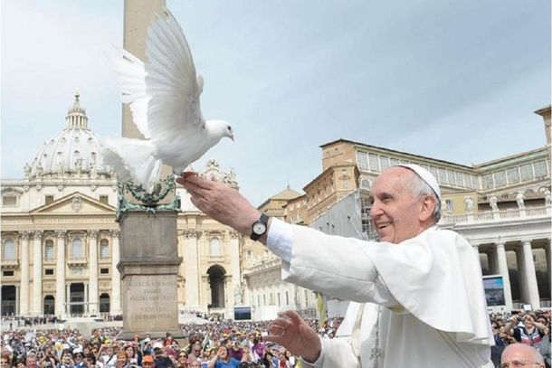 El papa Francisco suelta palomas blancas El papa Francisco suelta palomas blancas