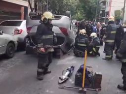 preocupacion en saavedra: el actor guillermo pfening choco y volco con su auto preocupacion en saavedra: el actor guillermo pfening choco y volco con su auto