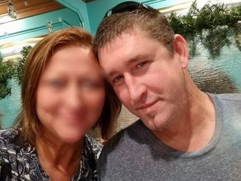 Dos nenes mataron al novio de su mamá cuando intentaba estrangularla