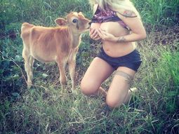 Polémica en Brasil por una modelo que amamantó a un ternero
