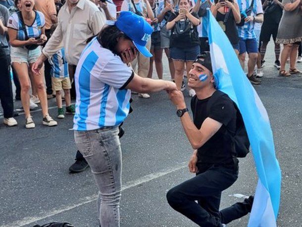 VIDEO: Le pidió casamiento a la novia en el Obelisco en medio de los festejos por la clasificación de la Selección Argentina
