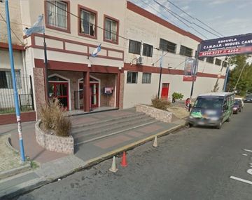 Aquí fue donde un grupo de padres de la escuela redujo a un ladrón atándolo a una de esas rejas