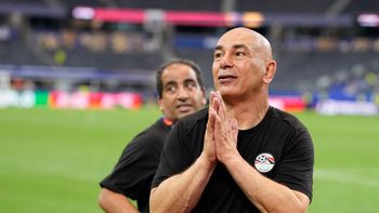 no se vio en tv: el dt de egipto protagonizo un tenso cruce con hinchas y fotografos