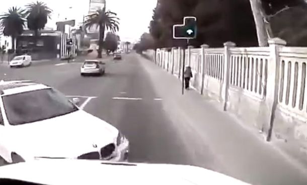 De película: así se salvó una mujer tras violento choque