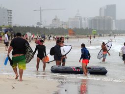 Surfistas aprovechan las olas en Miami Surfistas aprovechan las olas en Miami