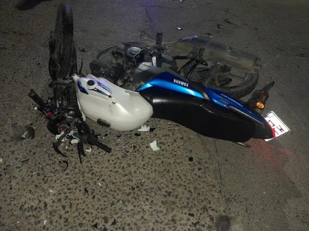 Ensenada: una moto chocó a un Renault Clío y vecinos intentaron linchar a la automovilista