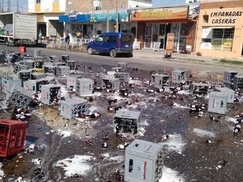 Perdió casi 50 cajones de cerveza por una mala maniobra