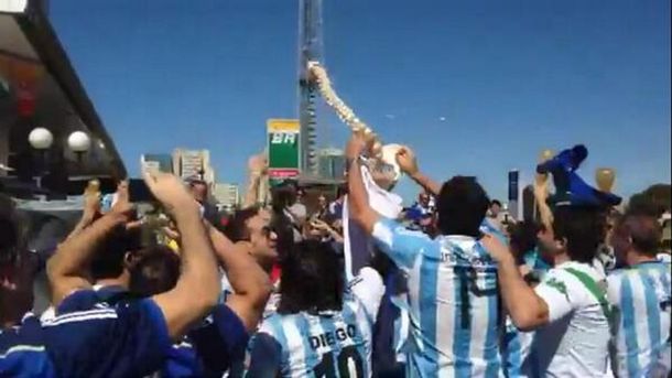 Escuchá el nuevo hit de la hinchada argentina: Acá tenemos la columna de Neymar