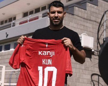 Sorpresiva noticia: el Kun Agüero podría volver a jugar al fútbol