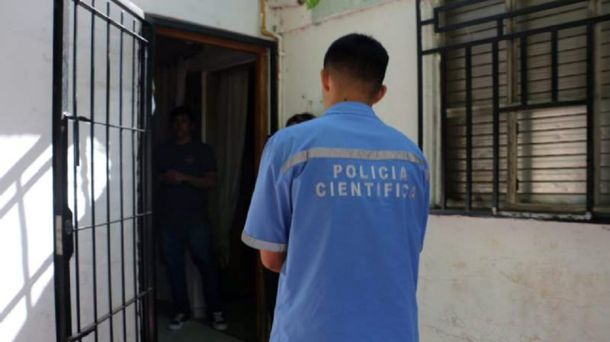 Jugaba a lanzar por el aire a la bebé de sus amigos y le golpeó la cabeza: la nena murió