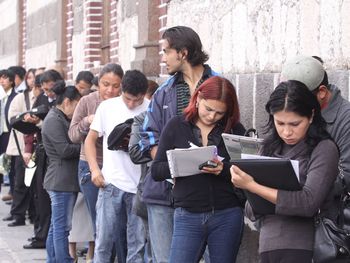 El desempleo cayó fuerte al 6,6%