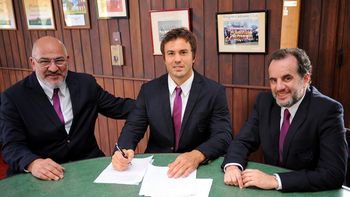 sigue la magia: juani hernandez firmo con la uar y jugara el super rugby sigue la magia: juani hernandez firmo con la uar y jugara el super rugby