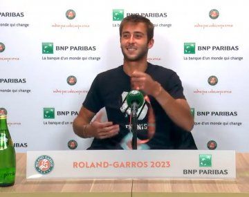 Roland Garros: Tomás Etcheverry llegó a la conferencia de prensa cantando Muchachos