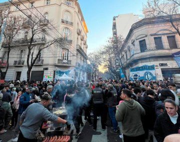 Sigue el acampe frente a la casa de Cristina Kirchner