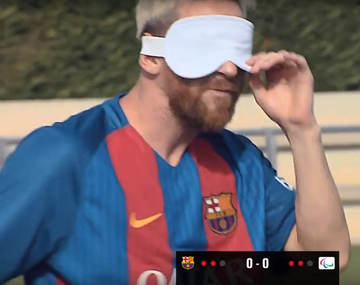 Messi pateó penales con los ojos vendados