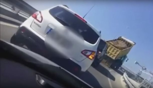 Iban por la autopista, un camión descargó tierra y se fue: no se pudieron mover