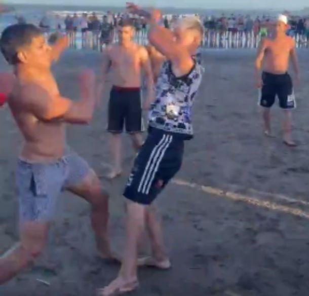 Jugaban un partido en una playa y terminaron a las trompadas: la reacción de la gente