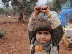 la nena siria que se rinde ante una camara la nena siria que se rinde ante una camara