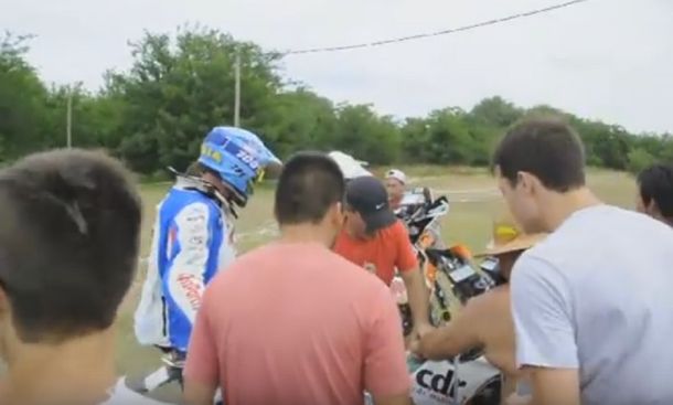 Solidaridad en el Dakar: mirá cómo fanáticos ayudaron a varios pilotos
