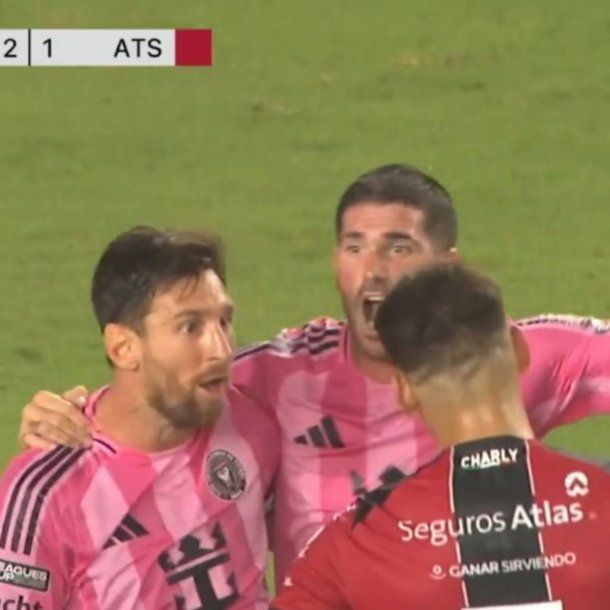 En la cara: picante festejo de Lionel Messi a Matías Cóccaro en el triunfo de Inter Miami sobre Atlas