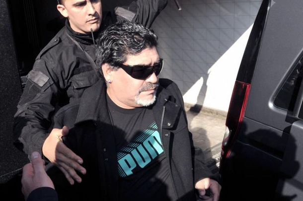 Maradona llegó a Zagreb y no quiso hablar con la prensa porque lo trataron de bo...