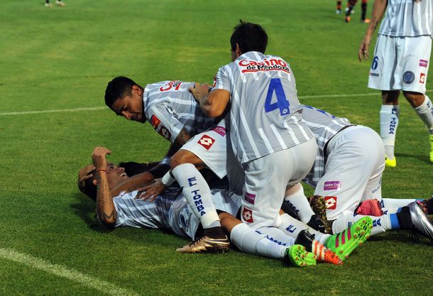 Godoy Cruz goleó a Colón en Mendoza